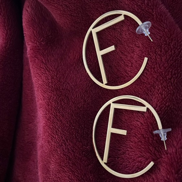 Vintage style Gold tone Large hoop V Letter statement earrings - Picture 11 of 12